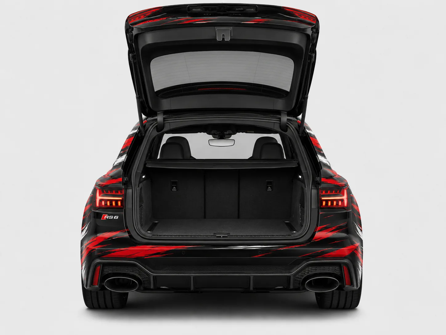 Audi RS6 Avant mit geöffnetem Laderaum von hinten