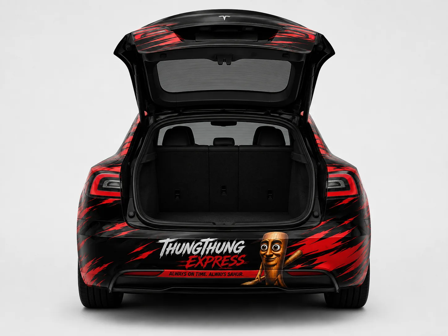 Tesla Model S Plaid mit geöffnetem Laderaum von hinten